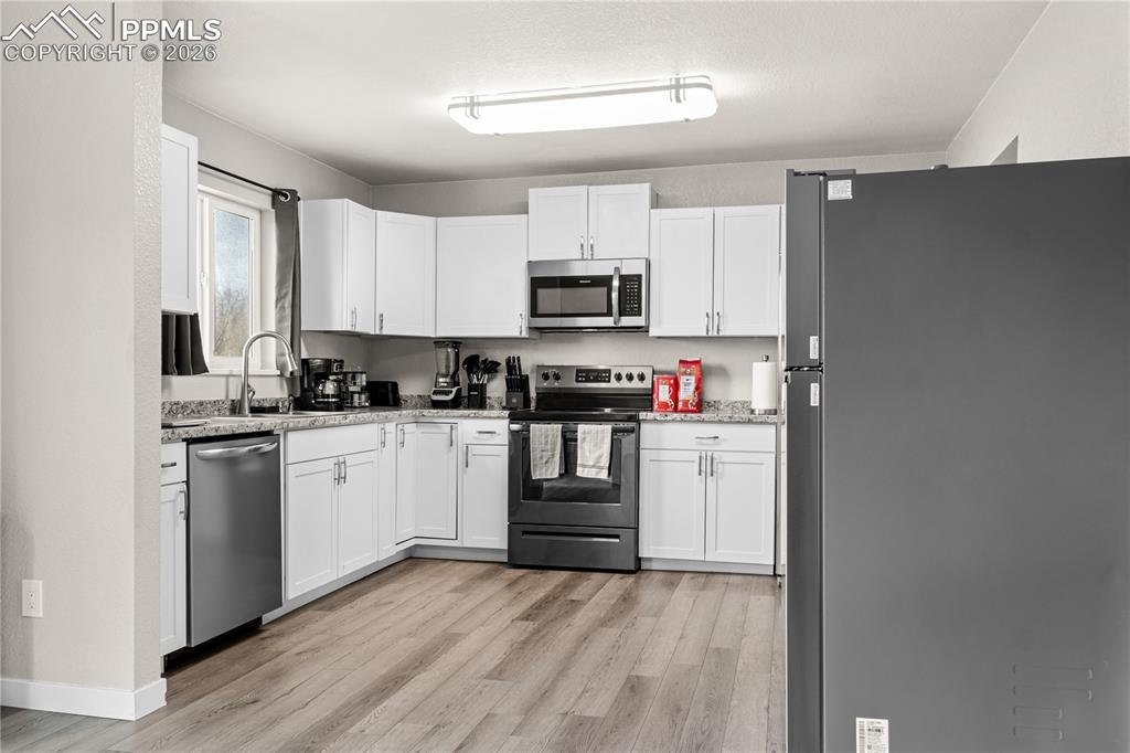 Image 17 of 45: Kitchen