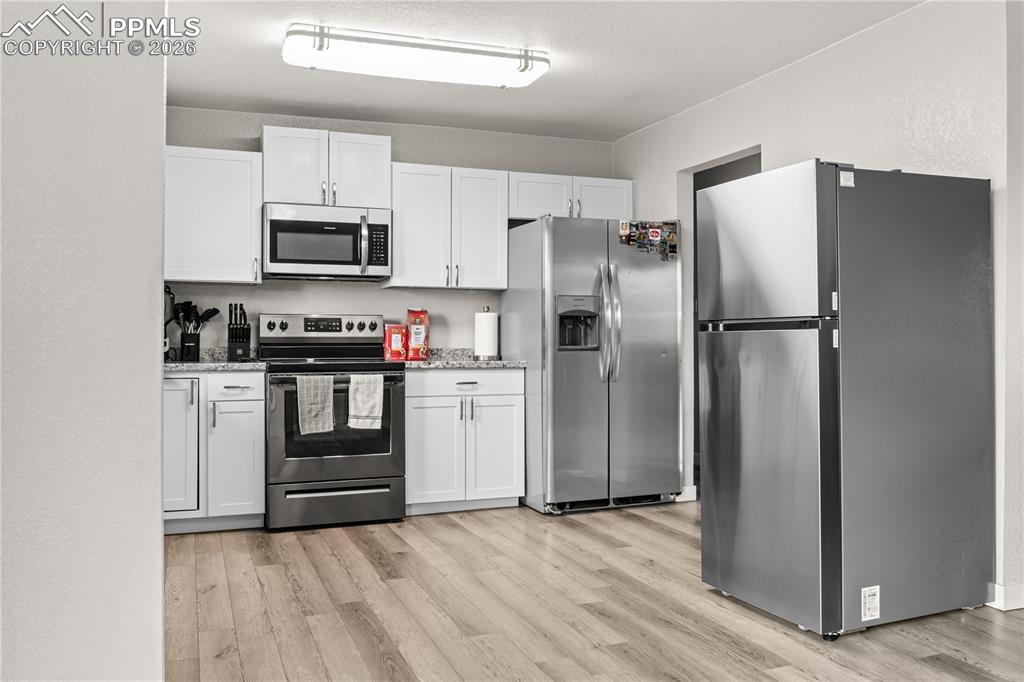 Image 18 of 45: Kitchen