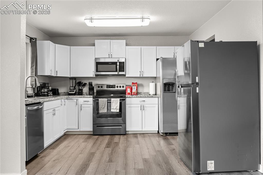 Image 19 of 45: Kitchen