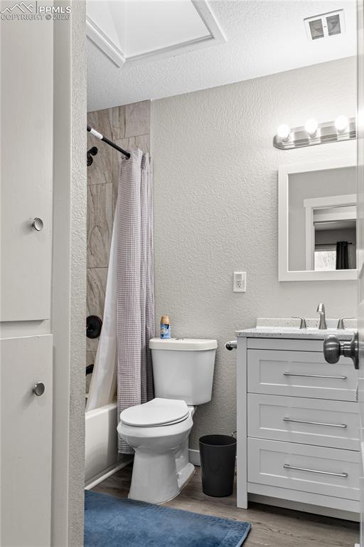 Image 22 of 45: Bathroom