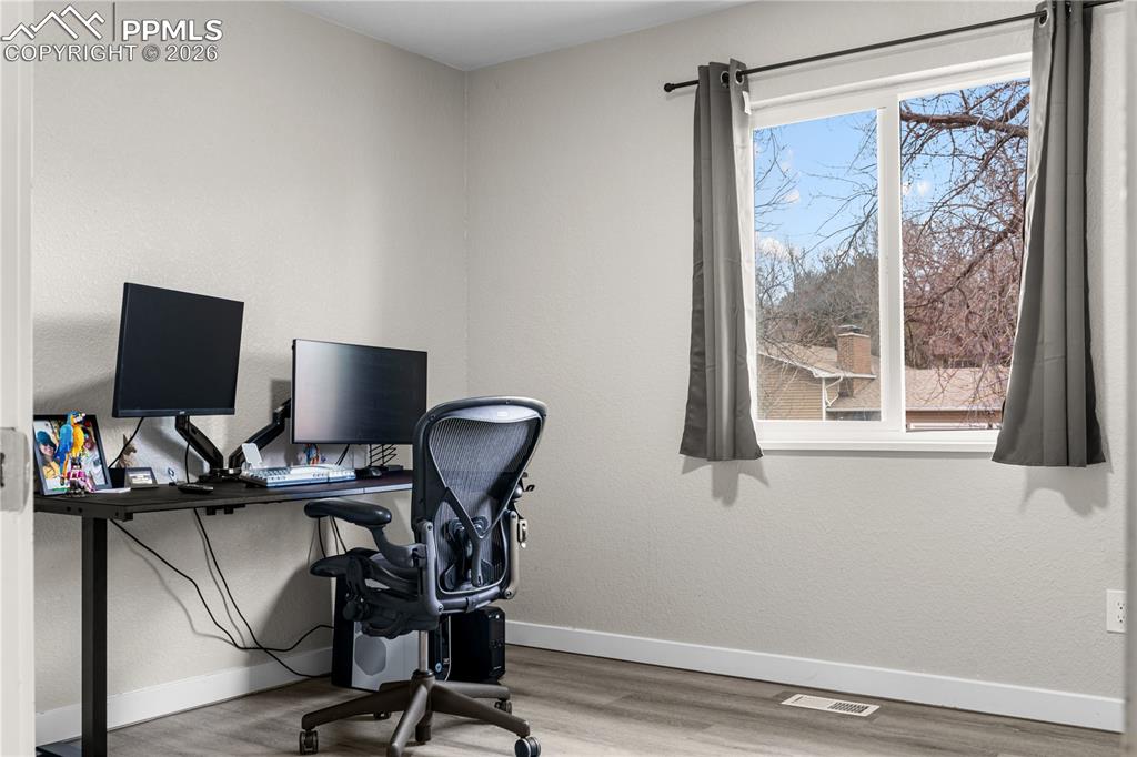 Image 26 of 45: Office