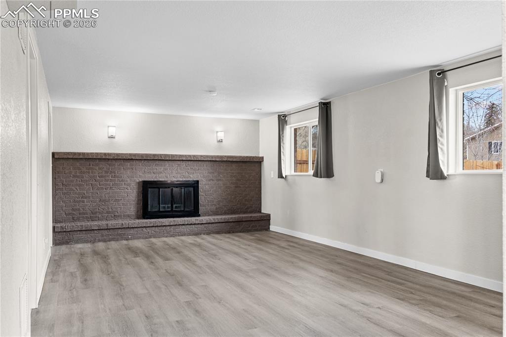 Image 28 of 45: Living Room