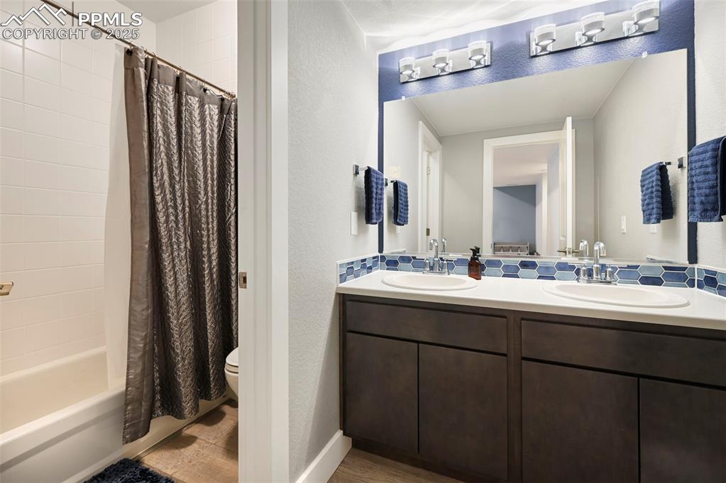 Image 36 of 46: Bathroom