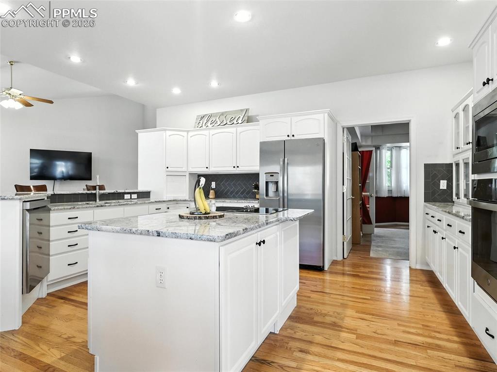 Image 10 of 50: Kitchen