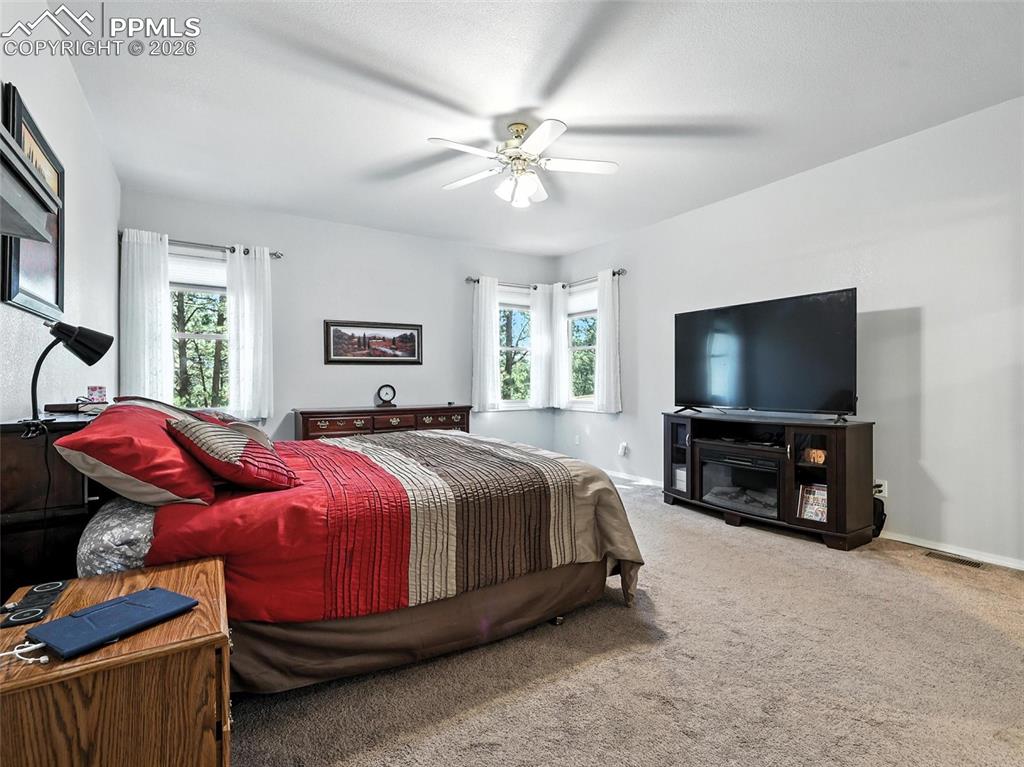 Image 18 of 50: Bedroom