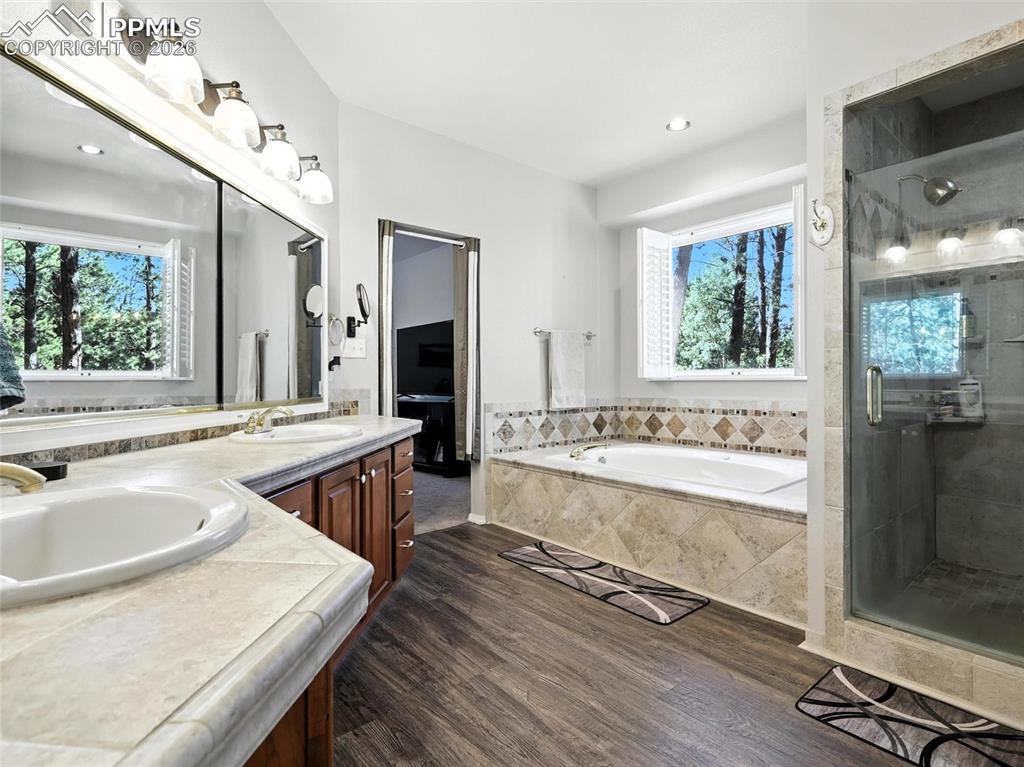 Image 22 of 50: Bathroom