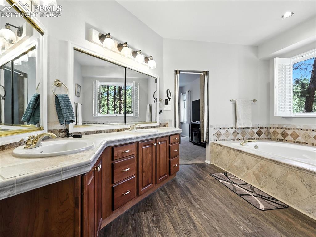 Image 23 of 50: Bathroom