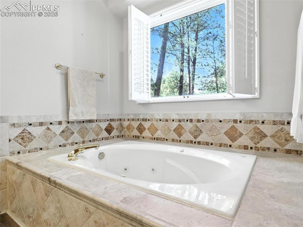 Image 25 of 50: Bathroom