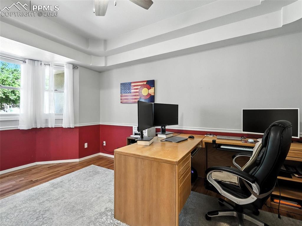 Image 26 of 50: Office