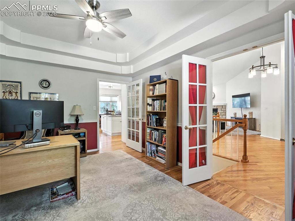 Image 27 of 50: Office