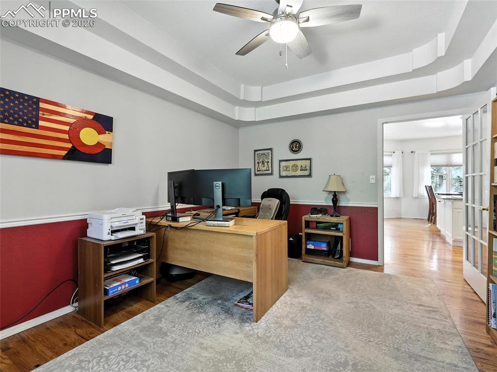 Image 28 of 50: Office