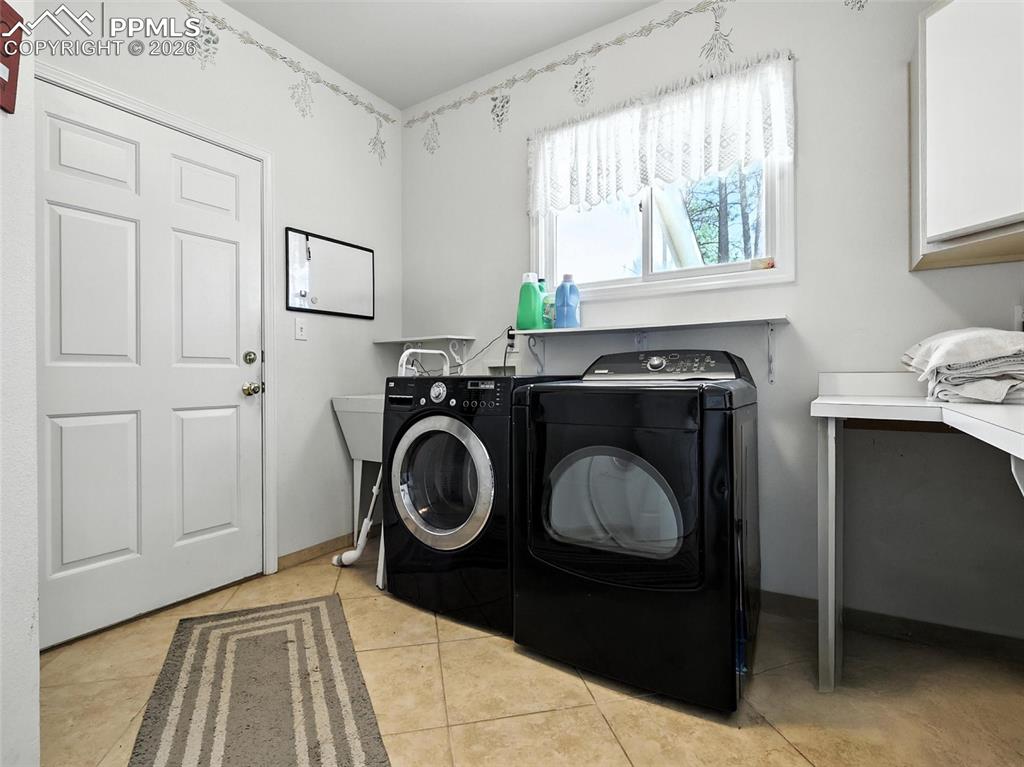 Image 30 of 50: Laundry