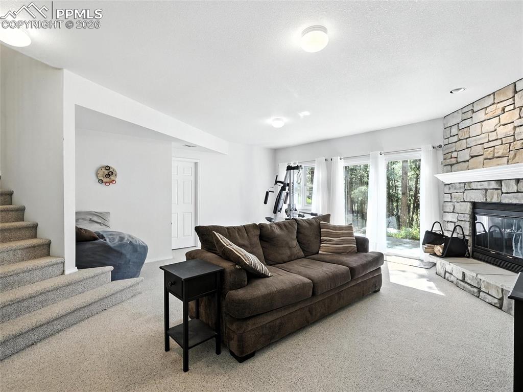 Image 32 of 50: Living Room