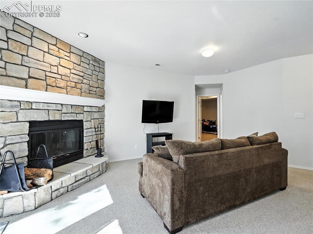 Image 33 of 50: Living Room