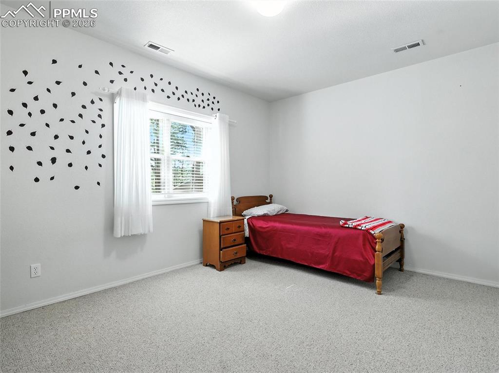 Image 36 of 50: Bedroom