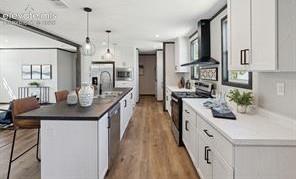 Image 5 of 7: Kitchen