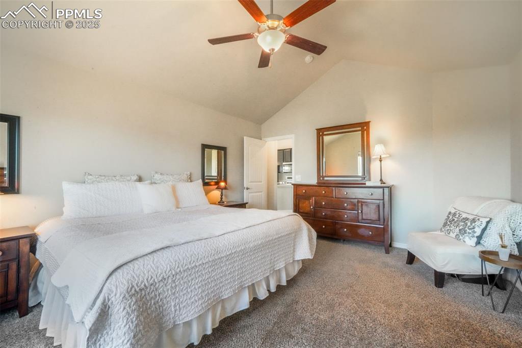 Image 16 of 50: Bedroom