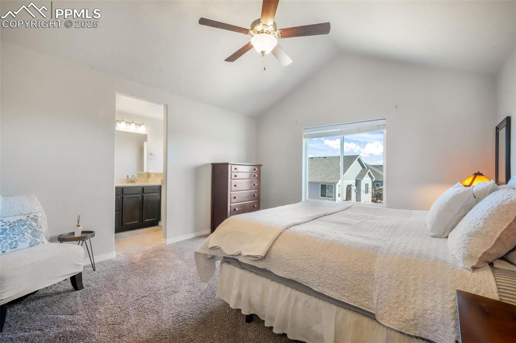 Image 18 of 50: Bedroom