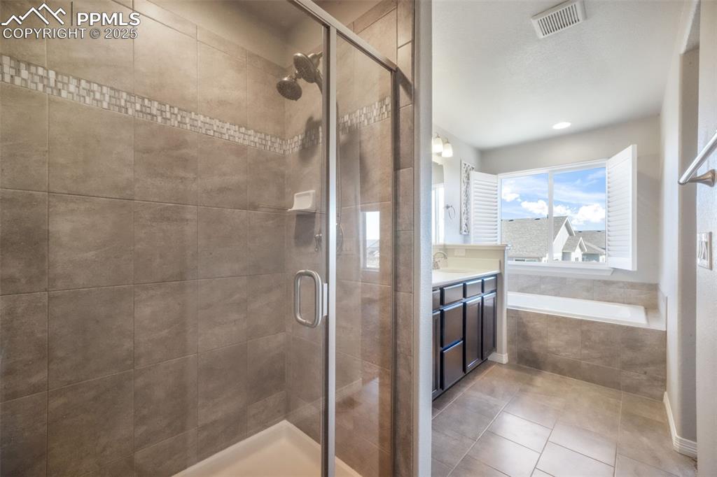 Image 20 of 50: Bathroom