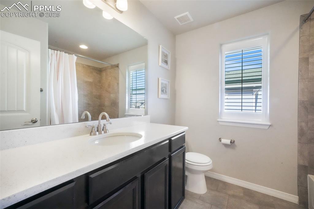 Image 25 of 50: Bathroom