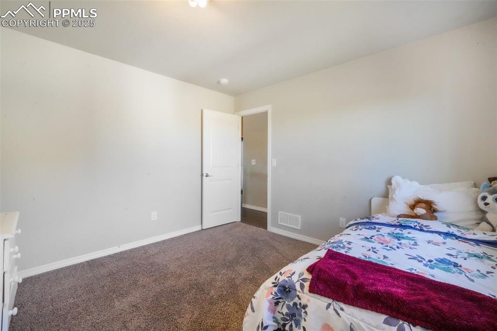 Image 27 of 50: Bedroom