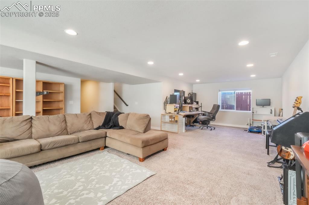 Image 29 of 50: Living Room