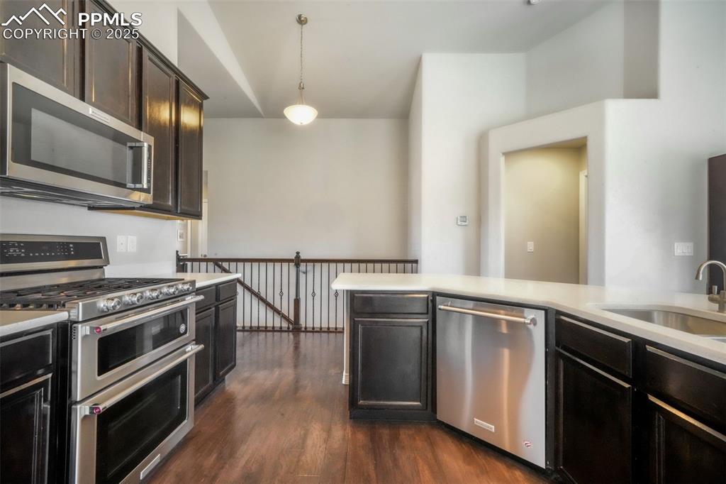 Image 4 of 50: Kitchen