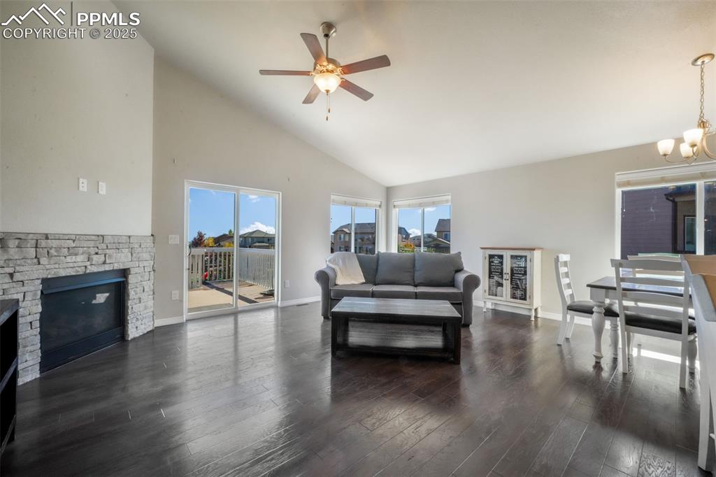 Image 6 of 50: Living Room