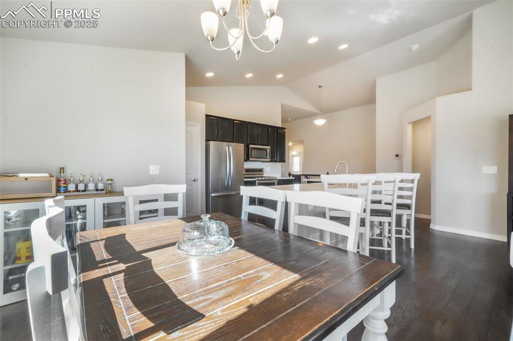 Image 9 of 50: Dining Area