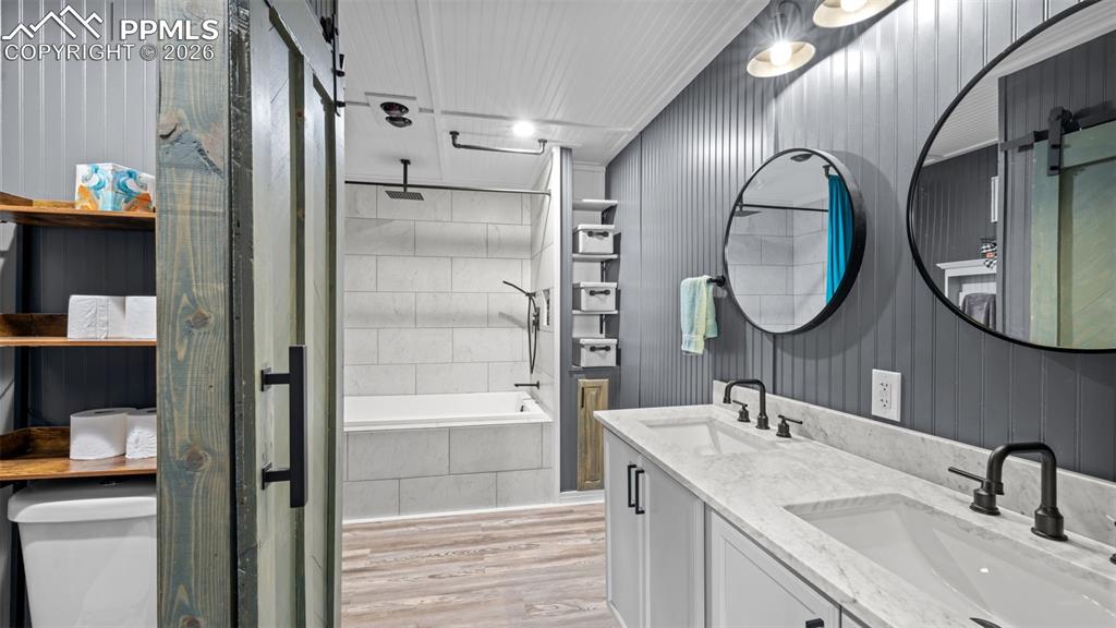 Image 17 of 43: Bathroom