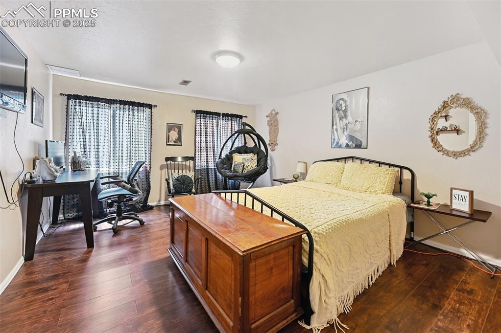 Image 17 of 18: Bedroom