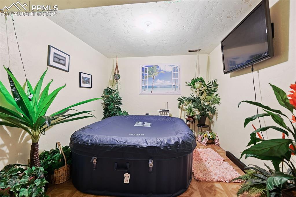 Image 18 of 18: Bonus Room