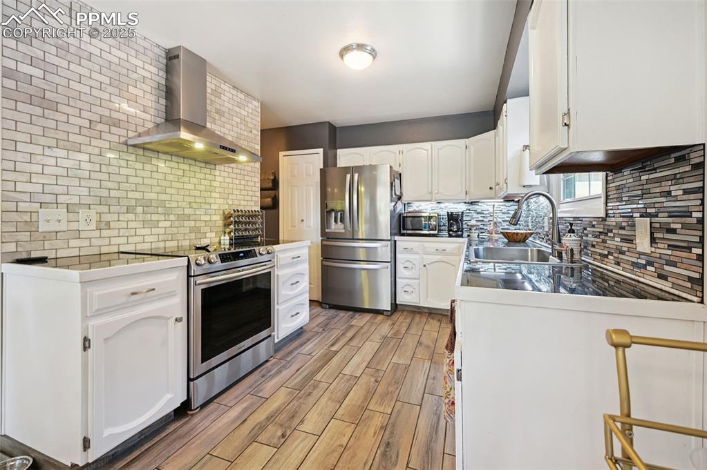 Image 5 of 18: Kitchen
