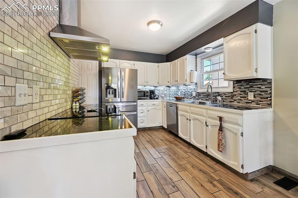 Image 6 of 18: Kitchen