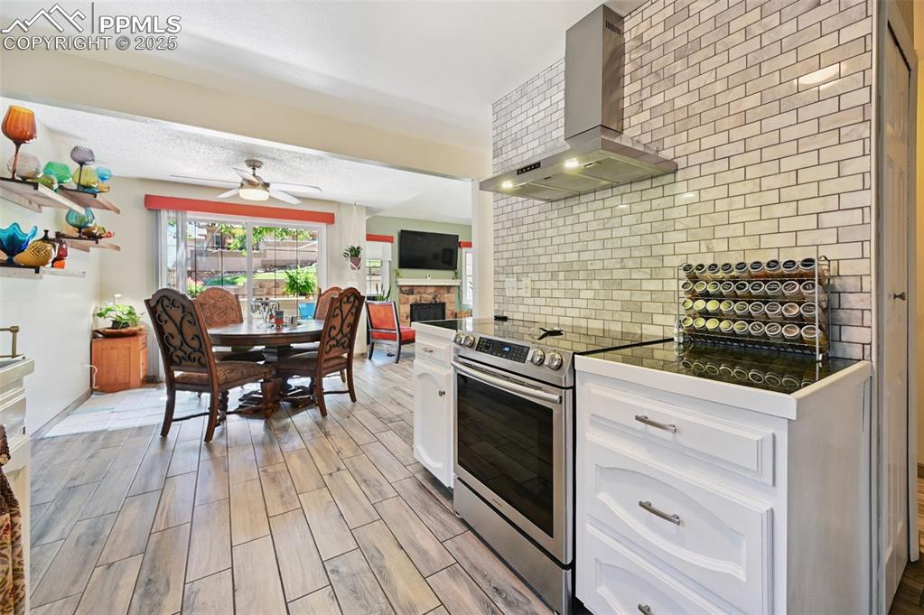 Image 7 of 18: Kitchen
