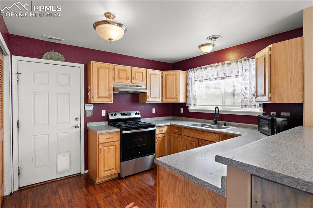 Image 11 of 28: Kitchen