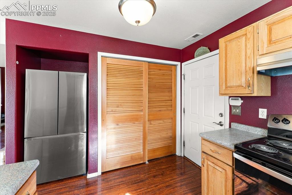 Image 12 of 28: Kitchen