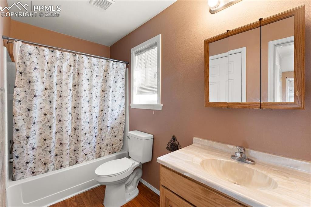 Image 16 of 28: Bathroom