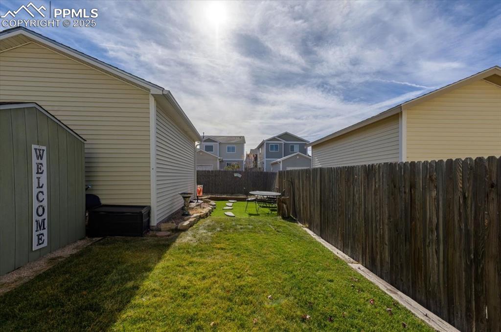 Image 24 of 28: Yard