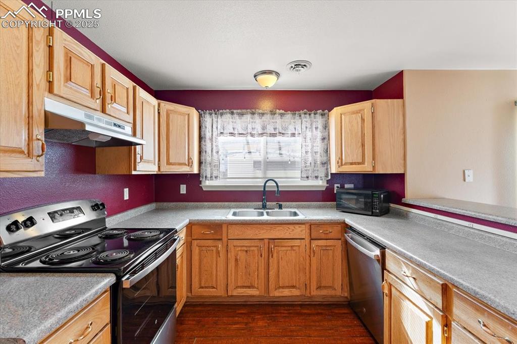 Image 4 of 28: Kitchen