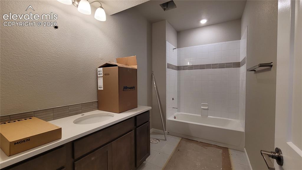 Image 19 of 28: Bathroom