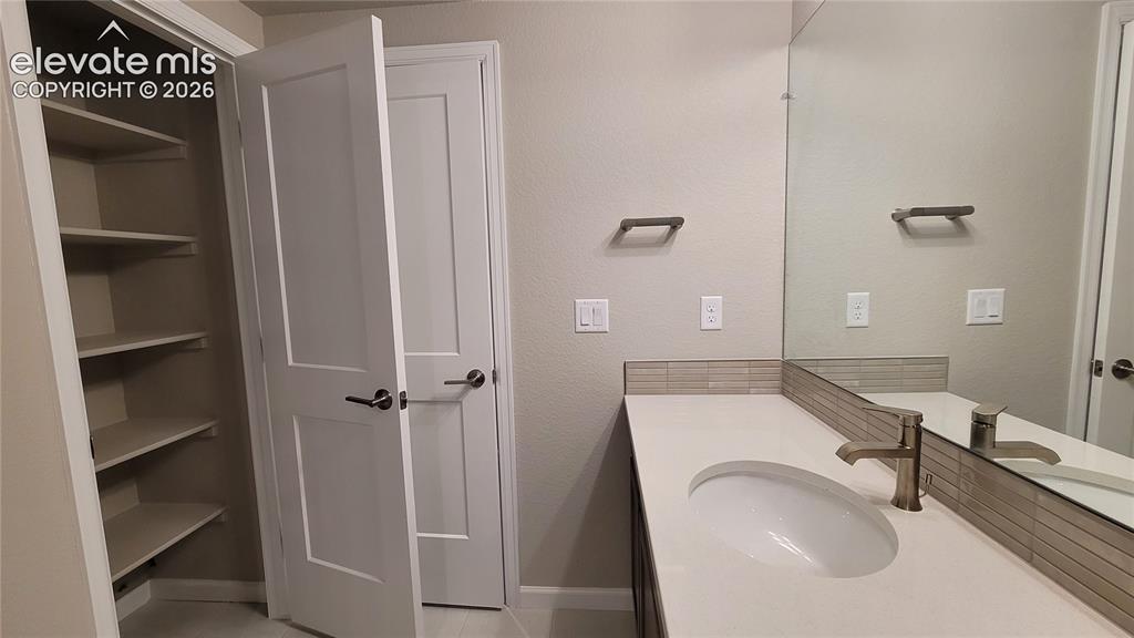 Image 25 of 39: Bathroom