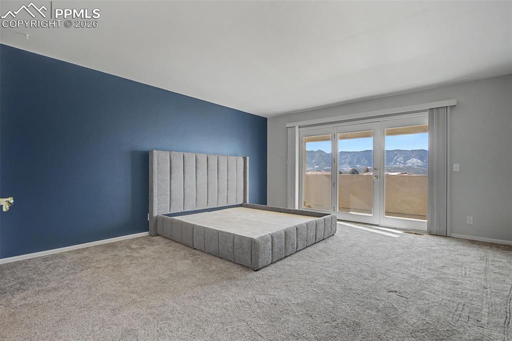 Image 18 of 36: Bedroom