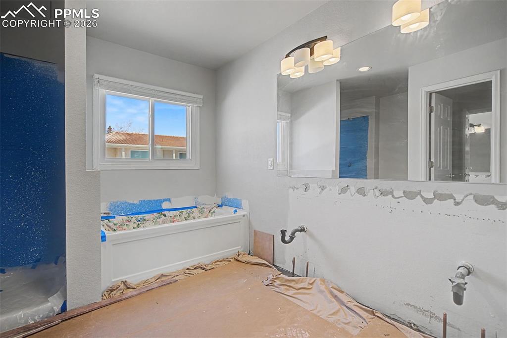 Image 22 of 36: Bathroom