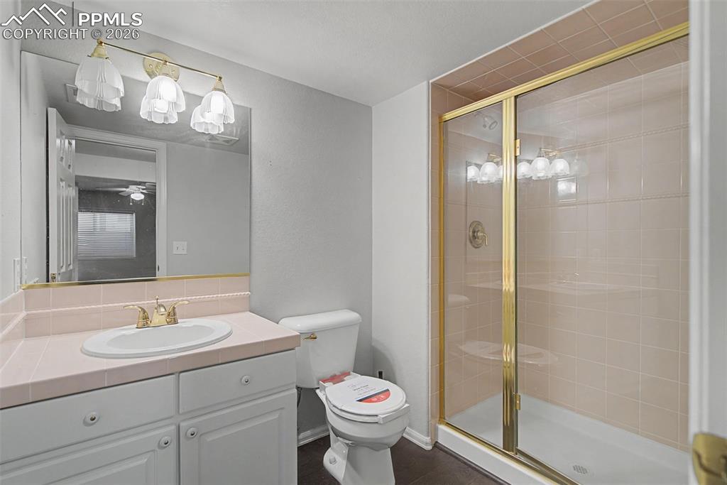 Image 25 of 36: Bathroom