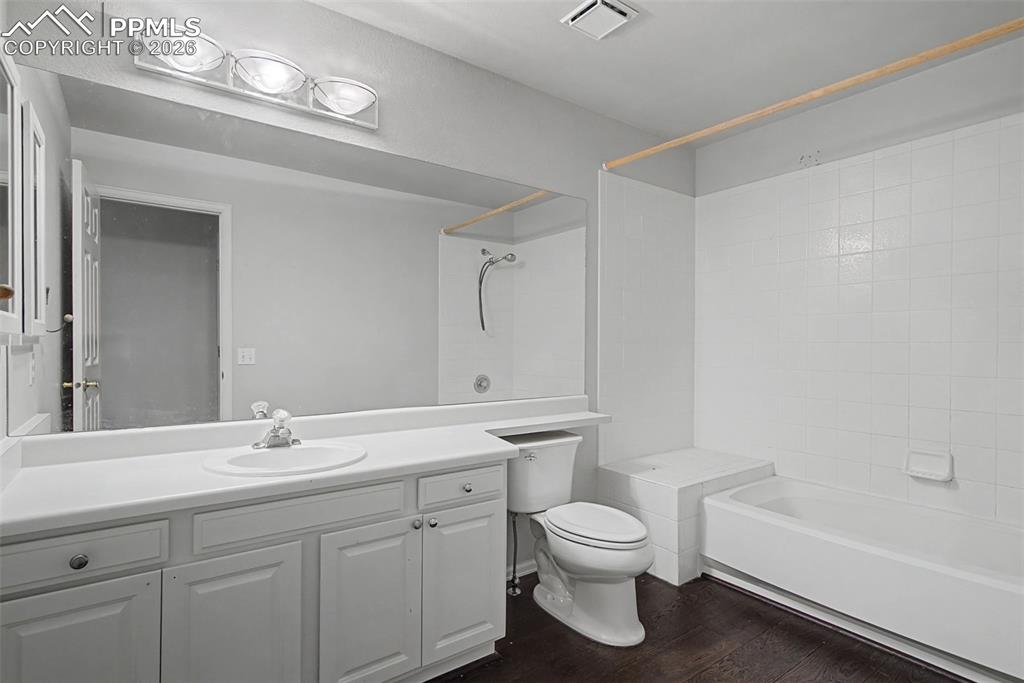 Image 30 of 36: Bathroom