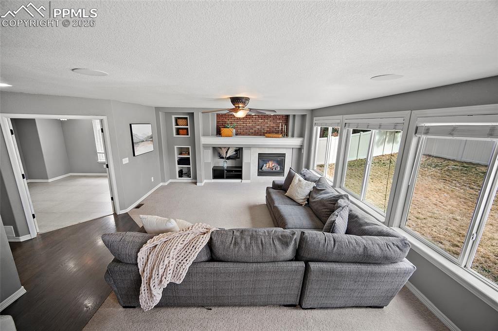 Image 18 of 45: Living Room