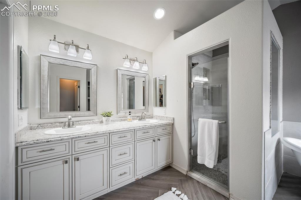 Image 29 of 45: Bathroom