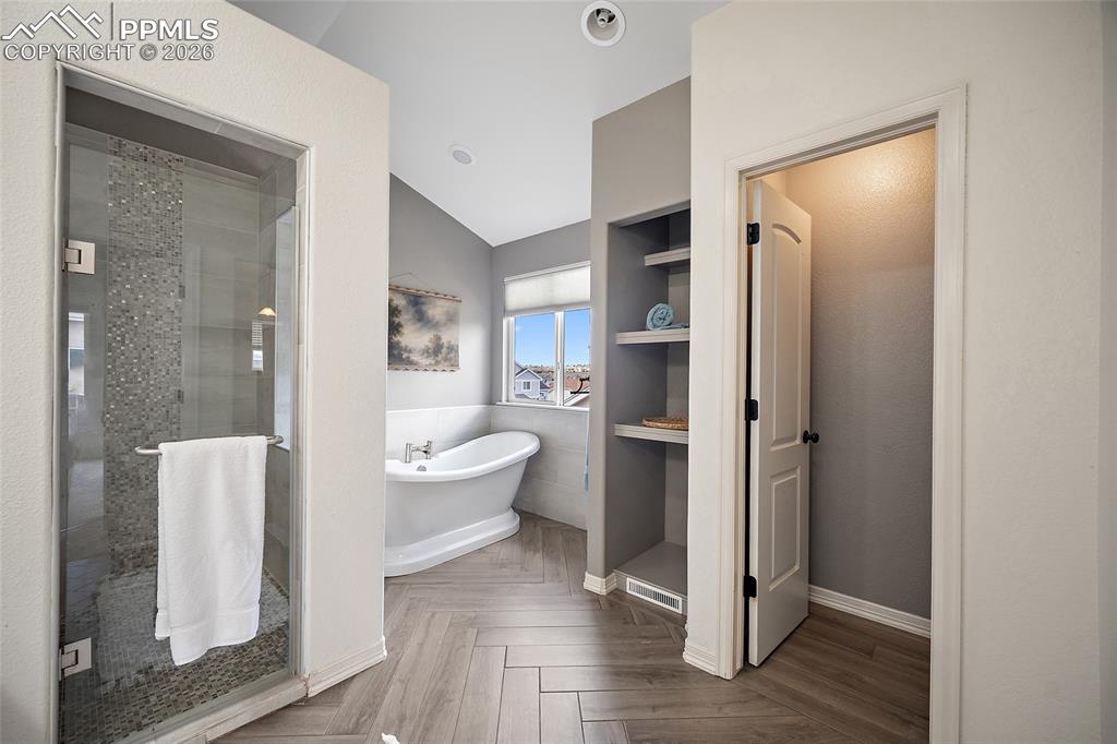 Image 31 of 45: Bathroom