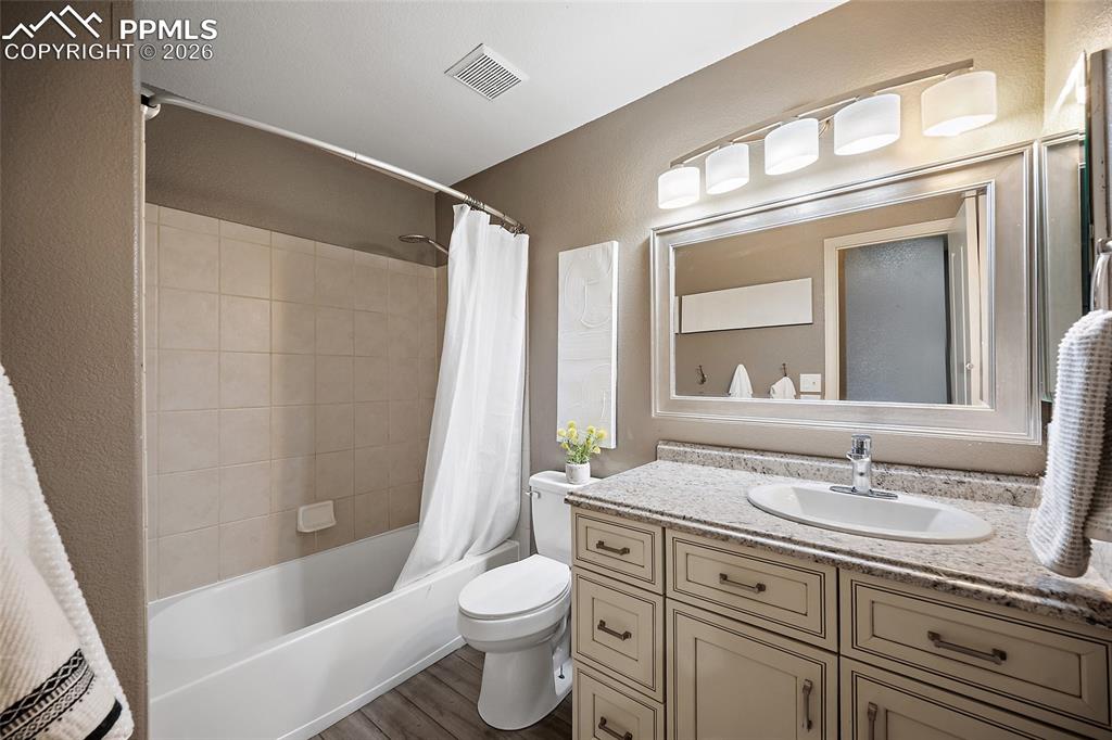 Image 33 of 45: Bathroom